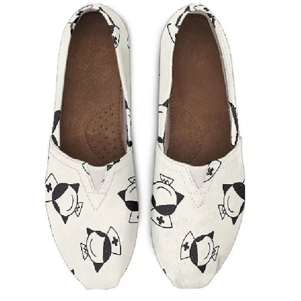 Witte canvas verpleegstersschoenen met lachende verpleegster