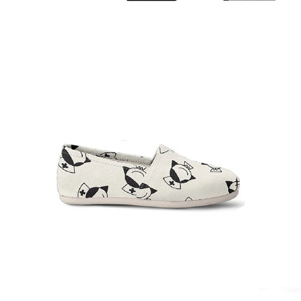 Witte canvas verpleegstersschoenen met lachende verpleegster