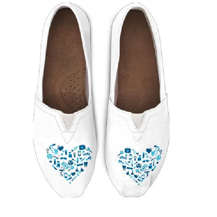Witte canvas verpleegstersschoenen met lichtblauw hart