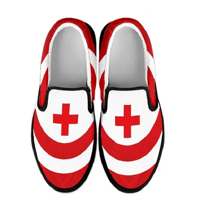Sneakers da donna con tomaia in tela rossa e croce audace