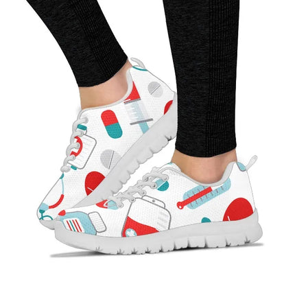 Weißer Mesh-Krankenschwester-Sneaker 10 mit blaugrünen/roten medizinischen Symbolen