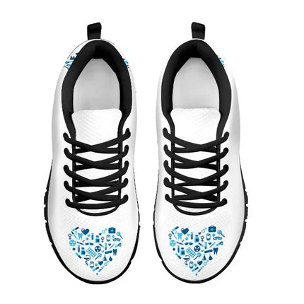 Białe sneakersy pielęgniarskie z jasnoniebieskim sercem