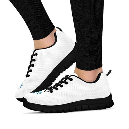 Białe sneakersy pielęgniarskie z jasnoniebieskim sercem