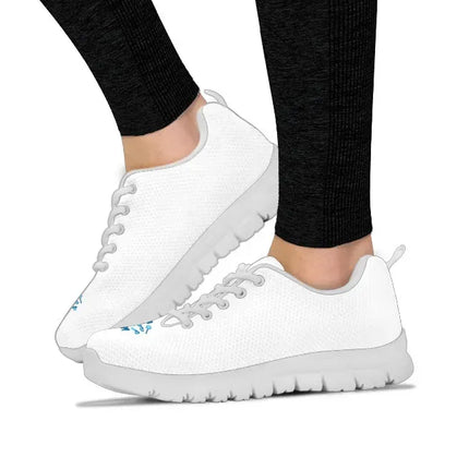 Białe sneakersy pielęgniarskie z jasnoniebieskim sercem