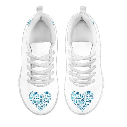 Białe sneakersy pielęgniarskie z jasnoniebieskim sercem
