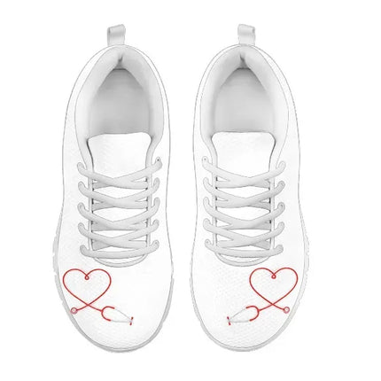 Białe sneakersy pielęgniarskie z czerwonym sercem