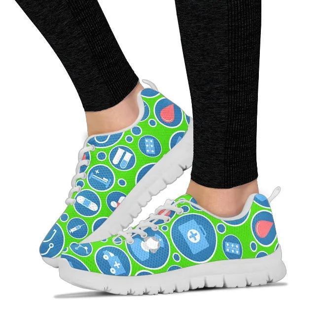 Aqua Green Mesh Nurse Sneakers 3 für Damen mit blau-weißen medizinischen Symbolen