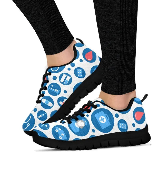Weiße Mesh-Nurse-Turnschuhe für Damen 3 mit blau-weißen medizinischen Symbolen