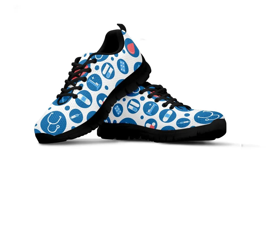Weiße Mesh-Nurse-Turnschuhe für Damen 3 mit blau-weißen medizinischen Symbolen