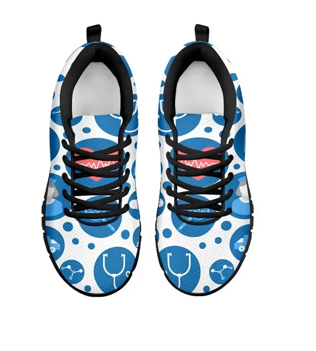 Weiße Mesh-Nurse-Turnschuhe für Damen 3 mit blau-weißen medizinischen Symbolen