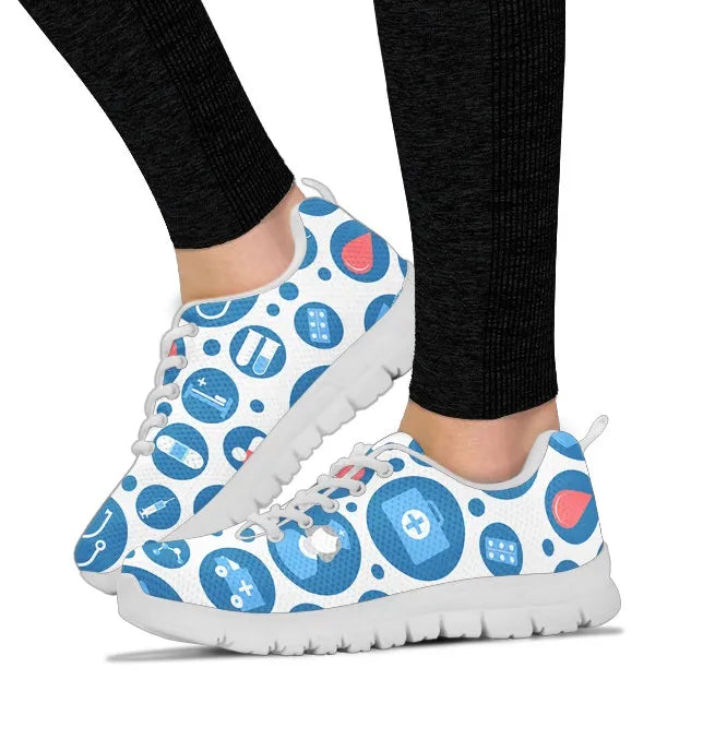 Weiße Mesh-Nurse-Turnschuhe für Damen 3 mit blau-weißen medizinischen Symbolen