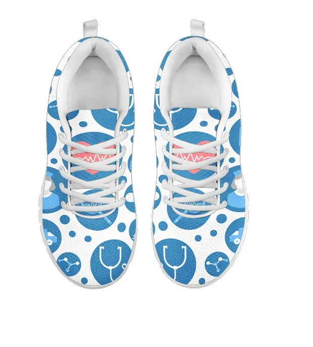 Weiße Mesh-Nurse-Turnschuhe für Damen 3 mit blau-weißen medizinischen Symbolen